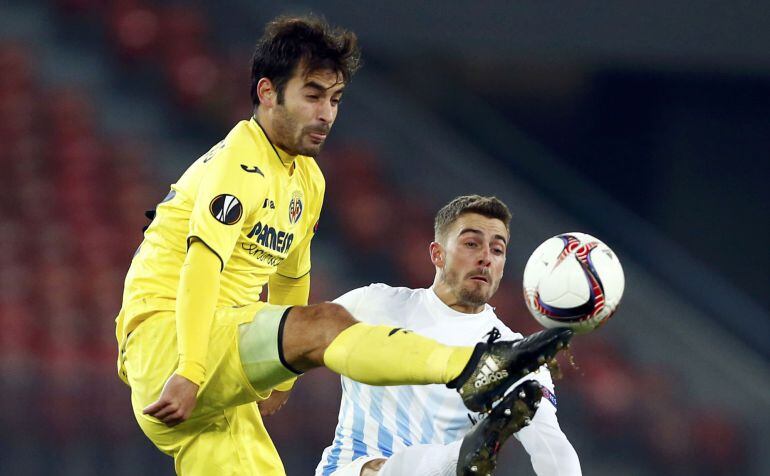 Manu Trigueros intenta llevarse la pelota ante el Zürich