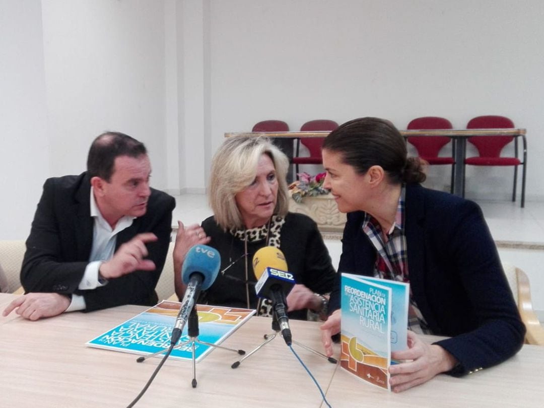 Francisco Requejo, Verónica Casado y Clara San Damián, momentos antes de comenzar la ruieda de prensa 