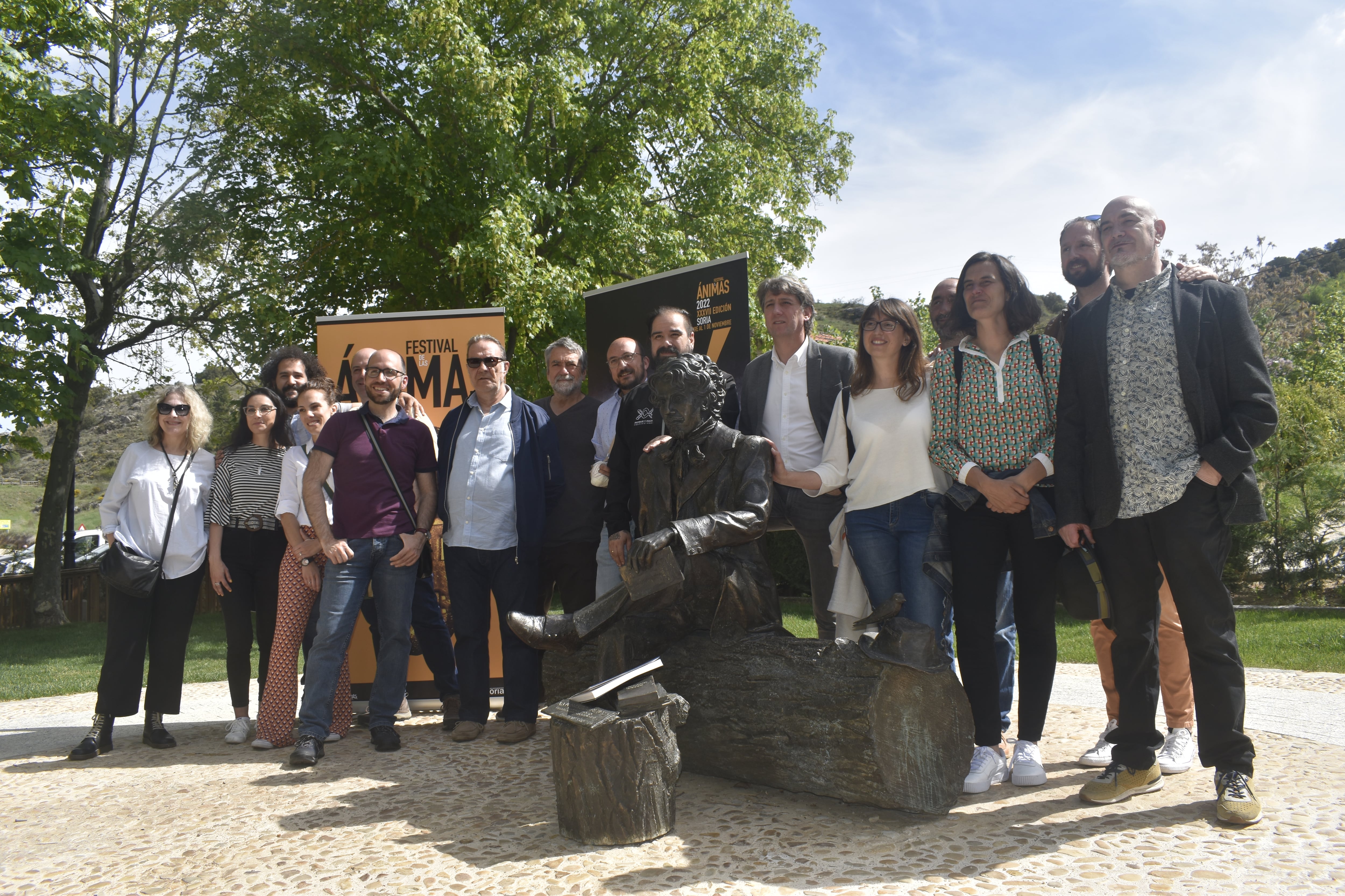 Integrantes de la organización de Las Ánimas y del Ayuntamiento, junto a la estatua de Bécquer.