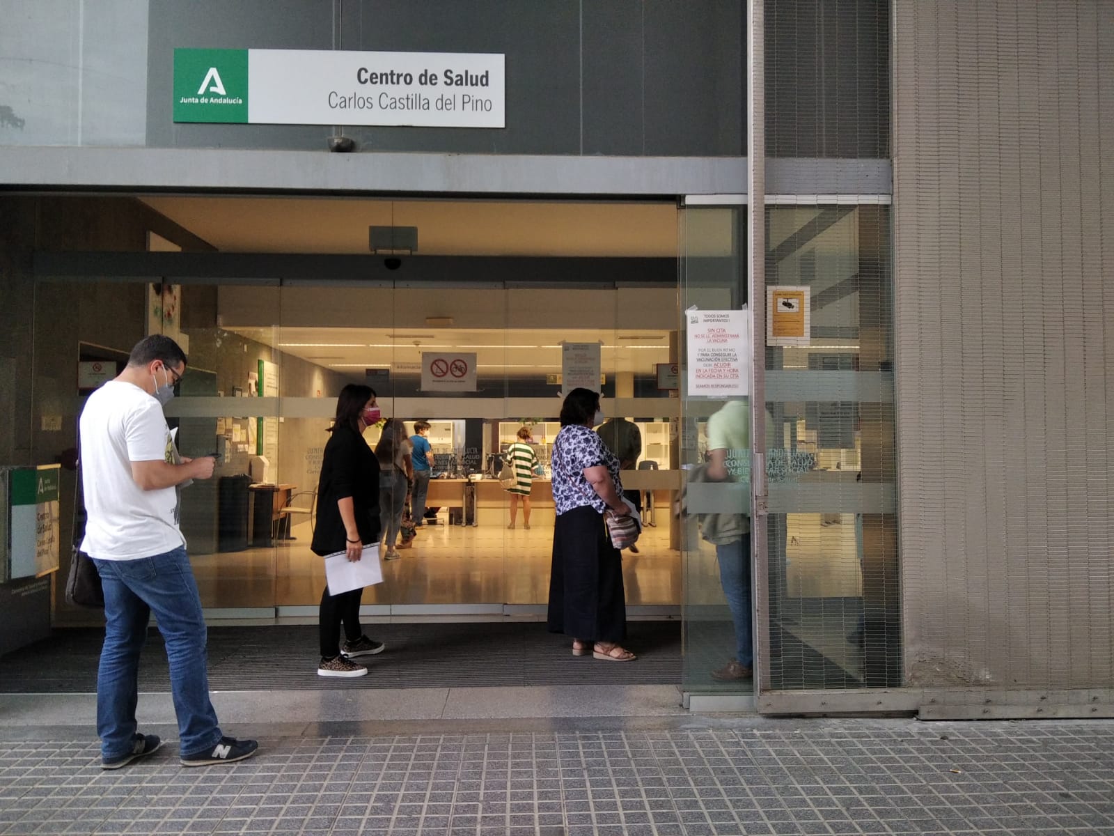 Usuarios esperan su turno para la vacuna Covid-19 en el Centro de Salud Castilla del Pino de Córdoba