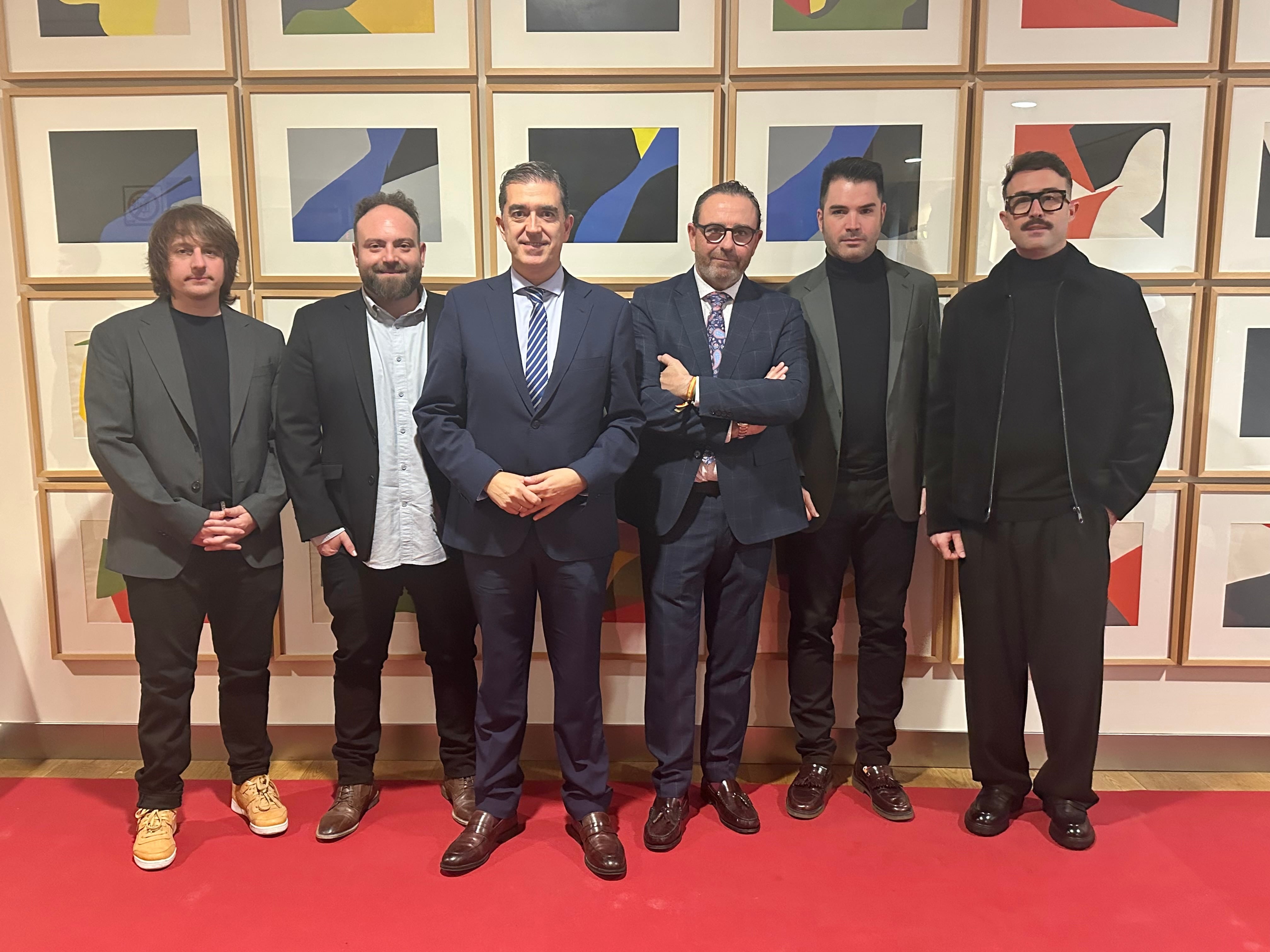 Los componentes de Supersubmarina junto al alcalde, Pedro Cabrera, y al concejal Antonio J. Perales.