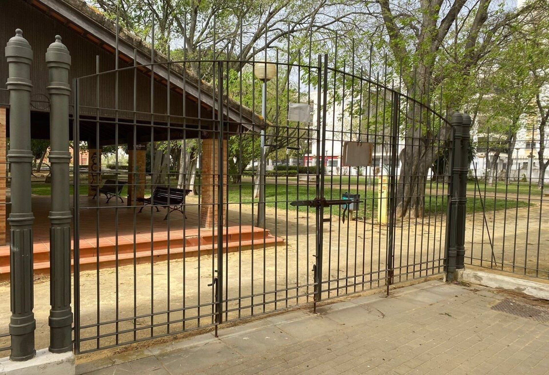 Un parque de Jerez cerrado por el viento