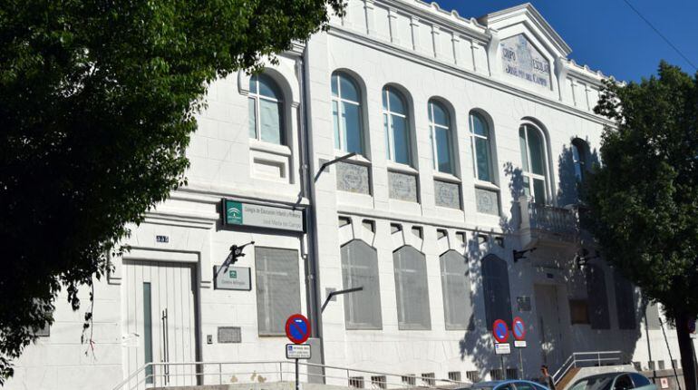 Fachada del colegio José María del Campo, donde ha tenido lugar la agresión.