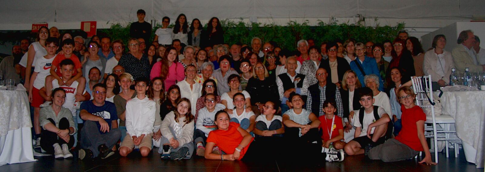 Foto de familia del 40º aniversario del hermanamiento entre Almudévar y Lembeye