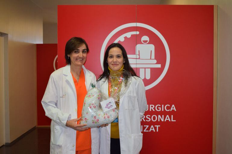 De izda. a dcha. Elena Server, Enfermera del Área de Quirófano y Begoña Patiño, Facultativo del Servicio de Cirugía General y Digestiva.