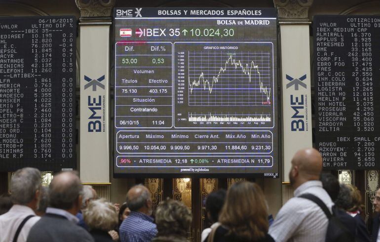 GRA043. MADRID, 06/10/2015.- Panel informativo de la Bolsa de Madrid que muestra la evolución del principal indicador de la bolsa española, el IBEX 35, que corregía en la apertura el tono positivo de la víspera, con el que se apuntó su mayor subida intrad