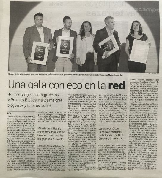 Página de Diario de Sevilla, con una imagen del Director de Contenidos de Radio Sevilla, Diego Suárez, junto a otros de los premiados en la V Gala Blogosur