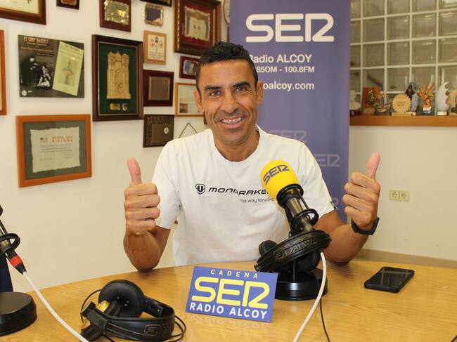 Jacobo Santana, en el estudio central de Radio Alcoy