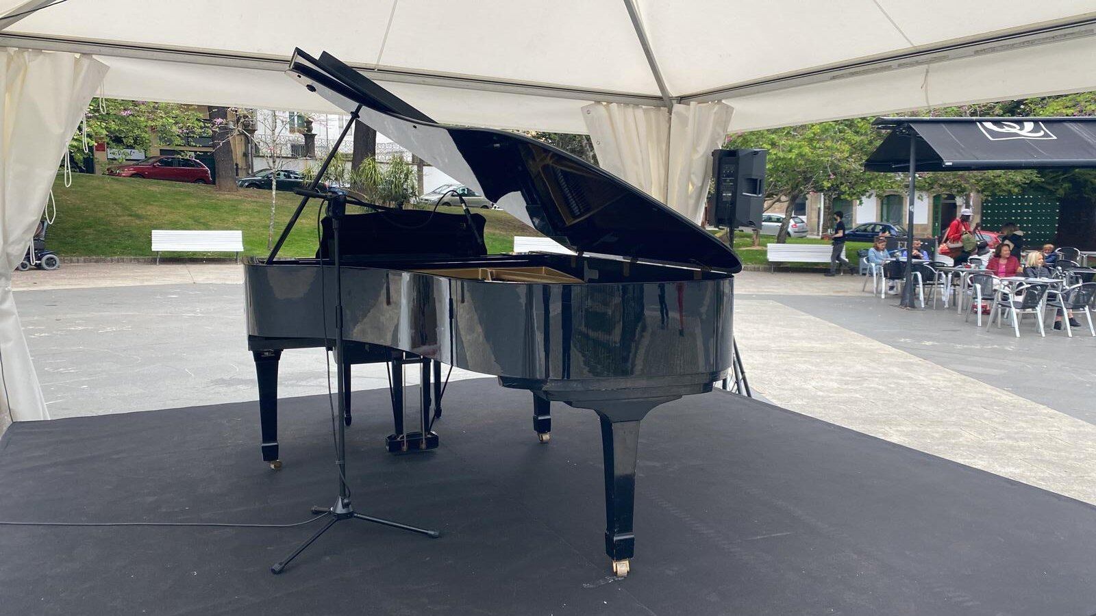 El nuevo piano permanece desde este lunes en la plaza de Amboage