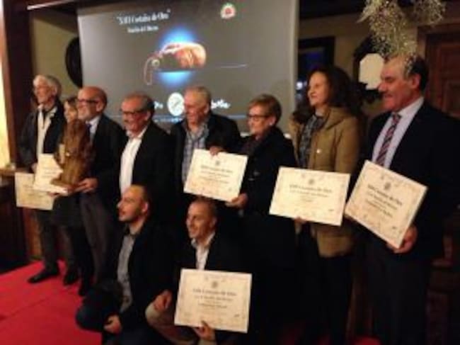 Los premiados posan junto al anfitrión