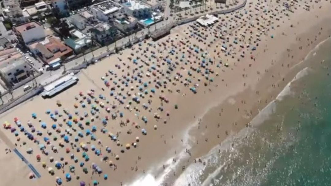 Vista aérea de la playa de Regla de Chipiona este verano