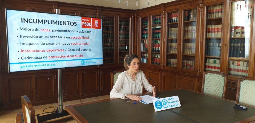 Raquel Fernández durante su ingtervención este lunes ante los medios