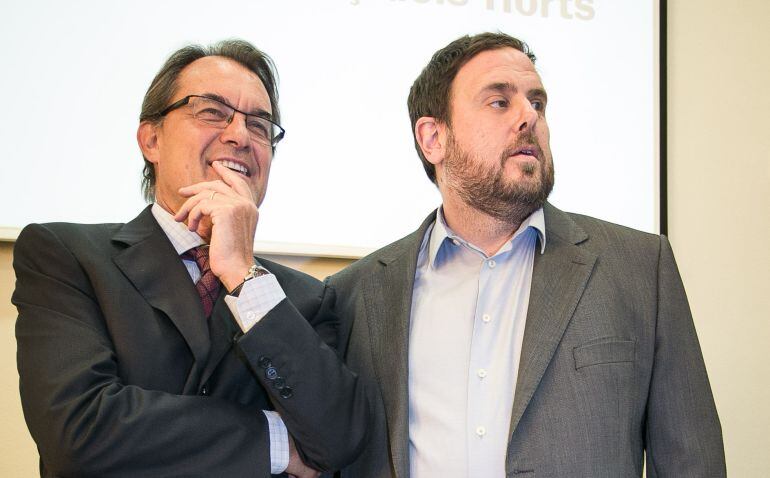 Encuentro en la sala de plenos del ayuntamiento entre Artur Mas, presidente de la Generalitat y Oriol Junqueras, alcalde de Sant Vicenç dels Horts durante una visita a la empresa iVascular.