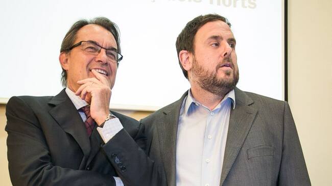Encuentro en la sala de plenos del ayuntamiento entre Artur Mas, presidente de la Generalitat y Oriol Junqueras, alcalde de Sant Vicenç dels Horts durante una visita a la empresa iVascular.