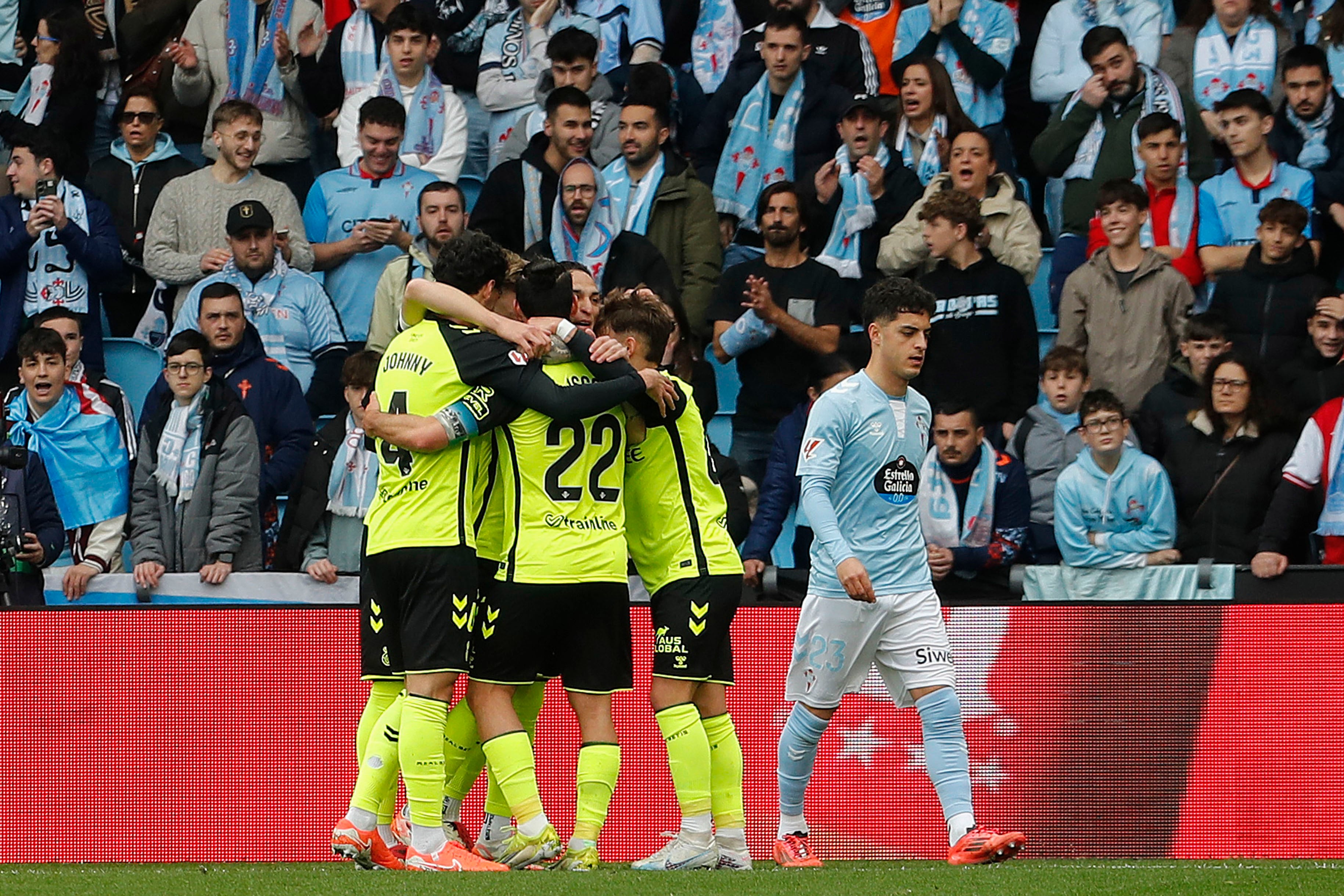 VIGO, 08/02/2025.- Jugadores del Betis celebran el primer gol marcado por el brasileño Antony ante el Celta de Vigo durante el partido de Liga celebrado, este sábado, en el estadio Balaidos de Vigo. EFE/Salvador Sas
