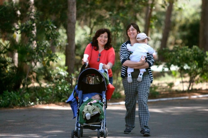 Una pareja de lesbianas con sus hijos