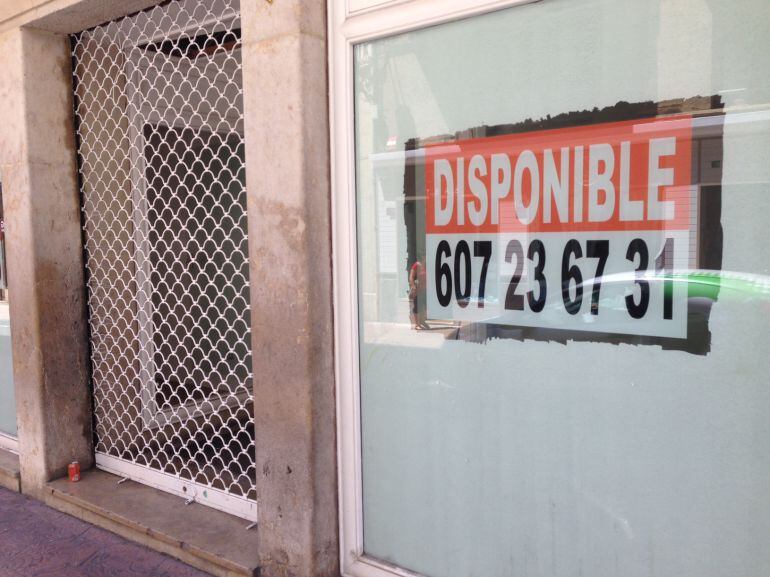 Actualment es pot veure el cartell de lloguer penjat a l'antic local del Zara.