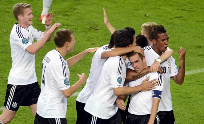 El capitán de la selección alemana, Philipp Lahm (c-cara), celebra con sus compañeros de equipo el gol que ha supuesto el 1-0, durante el partido de cuartos de final de la Eurocopa entre Alemania y Grecia en Gdansk, Polonia