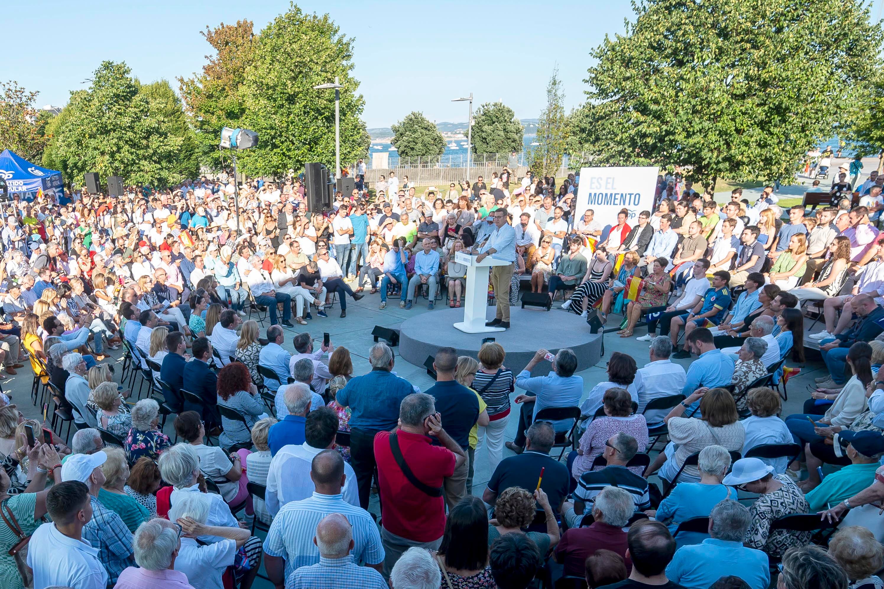 El candidato del Partido Popular (PP) a la Presidencia, Alberto Núñez Feijóo, interviene durante un mitin de campaña con la líder del partido en Cantabria y nueva presidenta de la comunidad, María José Sáenz de Buruaga, este viernes en los Jardines de Pereda, en Santander.