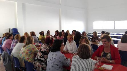 Mujeres asistentes a la comida de convivencia