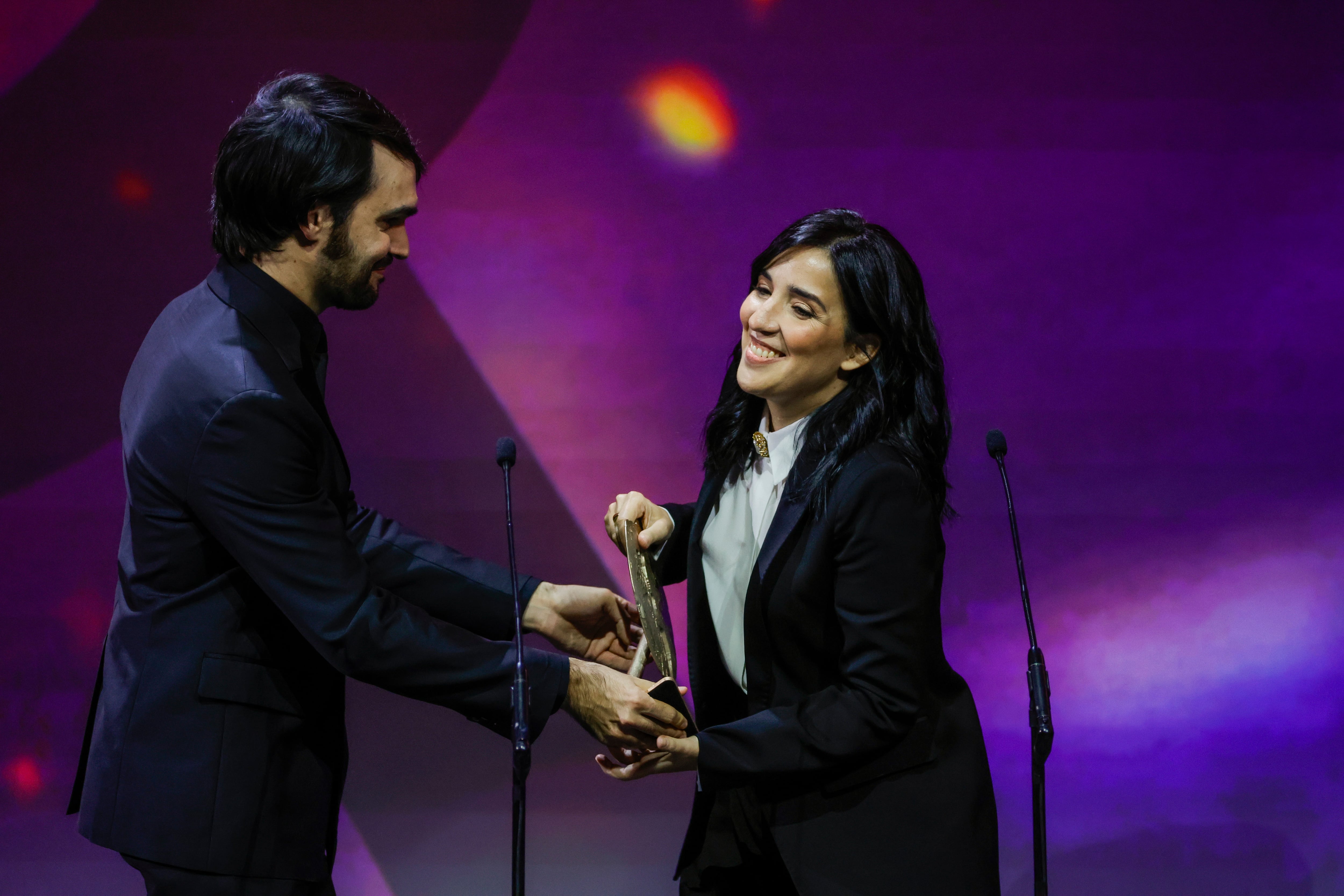 MADRID, 14/12/2024.- La realizadora Alauda Ruiz de Azuá tras recibir el Forqué a la mejor serie de ficción por su trabajo &quot;Querer&quot;, durante la gala de la 30 edición de los Premios José María Forqué, este sábado en Ifema, en Madrid. EFE/Zipi Aragón.
