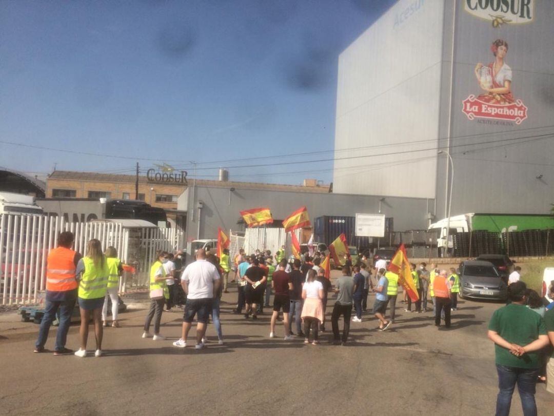 Un grupo de agricultores de la provincia de Jaén han retomado esta mañana las protestas por los bajos precios del aceite de oliva