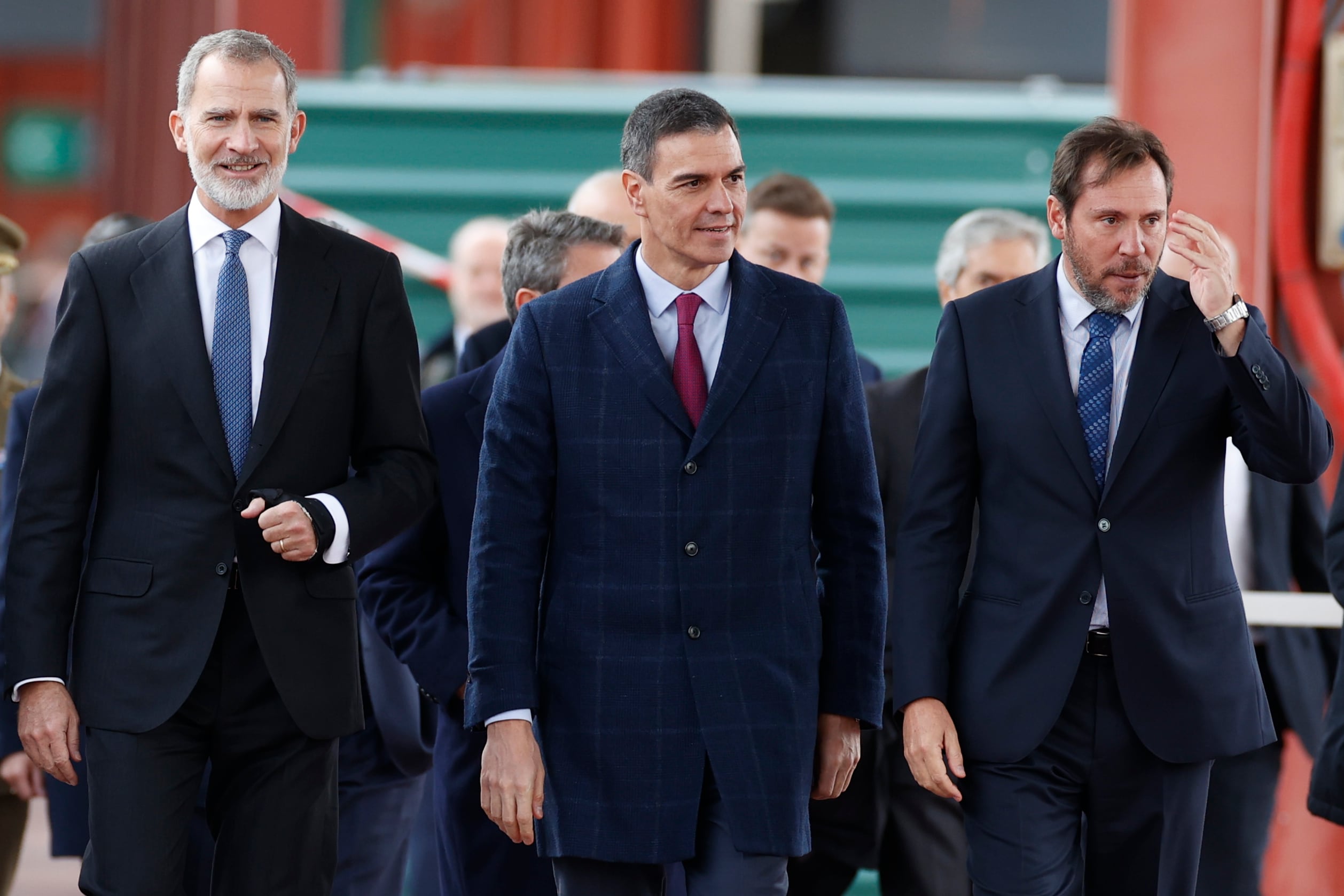 El rey Felipe VI, el ministro de Transportes y Movilidad Sostenible, Oscar Puente (d), y el presidente del gobierno, Pedro Sánchez, en la estación del AVE en Chamartín, Madrid, antes de la salida del viaje inaugural de la Línea de Alta Velocidad (LAV) Madrid-Asturias este miércoles.