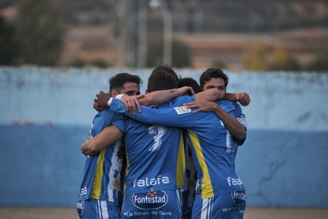 Los jugadores de la Arandina hacen piña tras uno de los goles de la pasada jornada en El Montecillo.