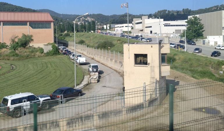 El diputado muestra las plantas en la garita del cuartel.