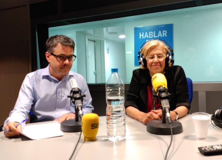 Manuela Carmena, en los estudios de la Cadena SER junto al jefe de contenidos de Radio MAdrid, Javier Casal.