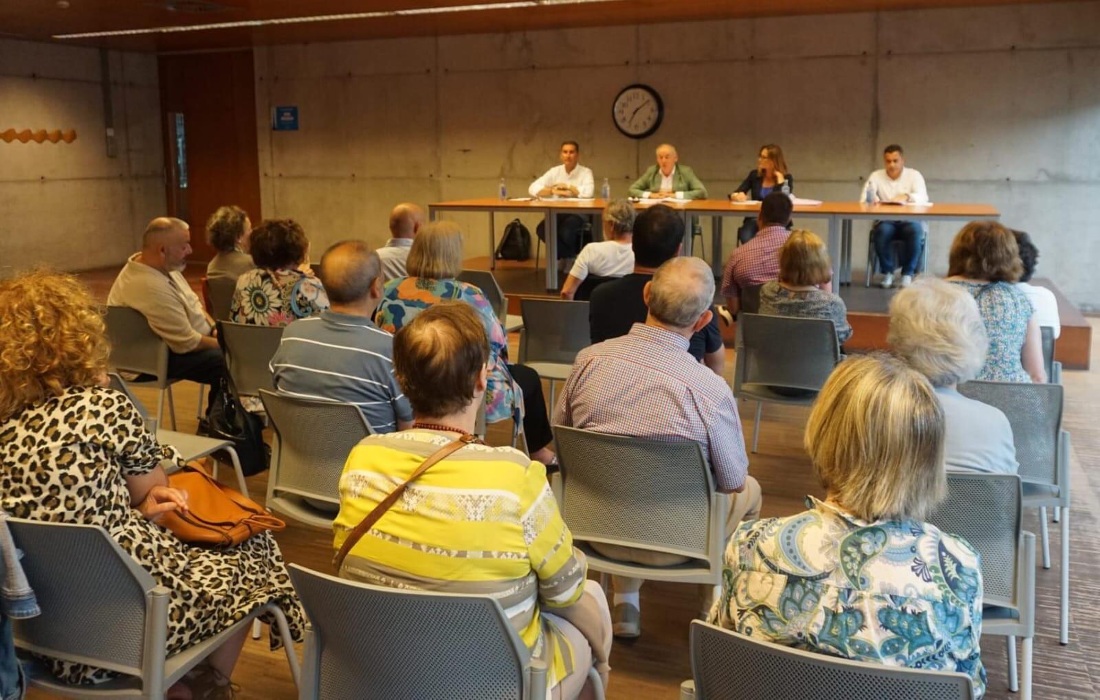 El portavoz del PP de A Coruña, Miguel Lorenzo, se reúne con vecinos de Os Mallos