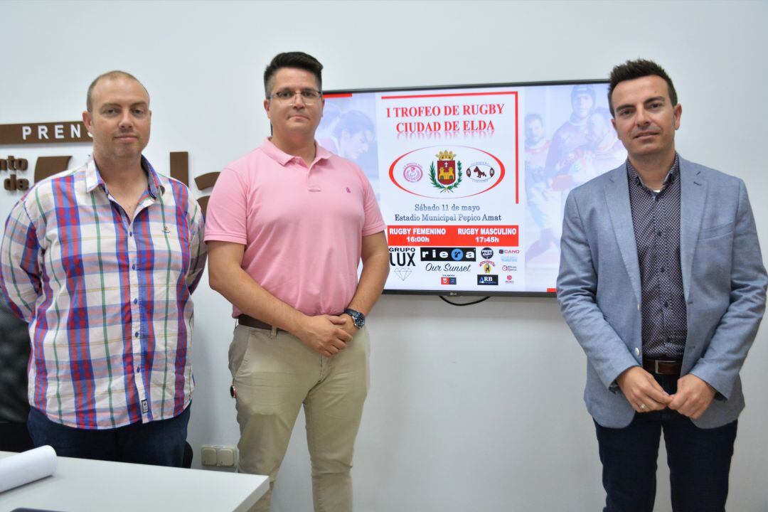 Representantes del Monastil Rugby Elda con el edil de Deportes, Fernando Gómez (D)