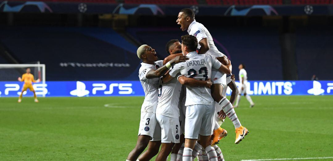 Los jugadores del PSG celebran un gol en Lisboa