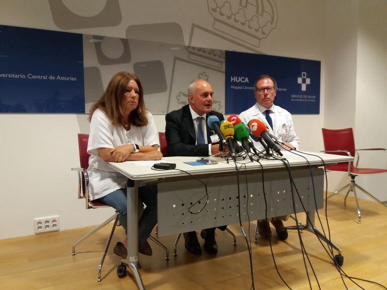 De izquierda a derecha, la doctora Dolores Escudero, el gerente del área sanitaria IV Luis Hevia y el doctor Jose Antonio Vecino dando cuenta de la situación de los heridos en el accidente de ALSA.