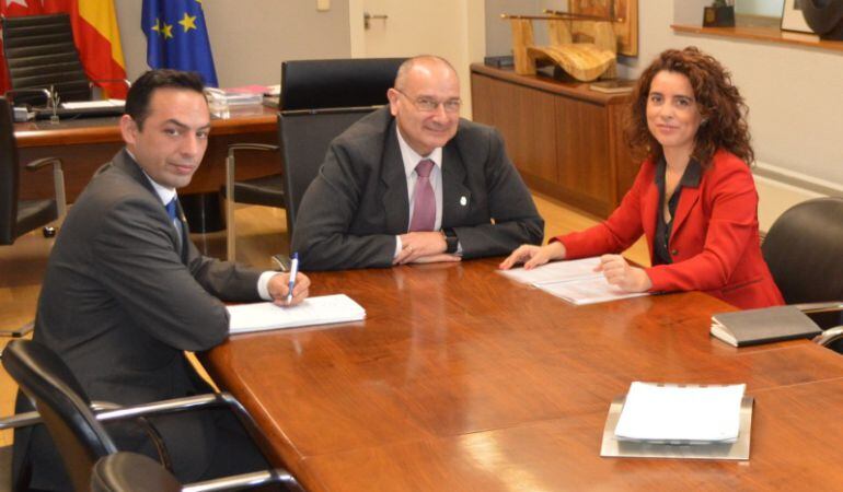 El concejal de Educación, José Manuel Zarzoso, el alcalde de Parla, Luis Martínez Hervás, y la directora de Secundaria de la Comunidad de Madrid, Guadalupe Bragado, firman el acuerdo de colaboración