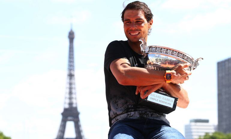 Rafa Nadal, con su trofeo de ganador en Roland Garros en 2017.