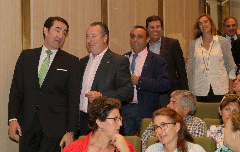 El consejero de Fomento y Medio Ambiente, Juan Carlos Suárez-Quiñones (I), seguido del presidente de ASAJA regional, Donaciano Dujo; al presidente provincial, Honorato Meneses; y al consejero de Empleo, Carlos Fernández Carriedo, en la clausura de las XXV