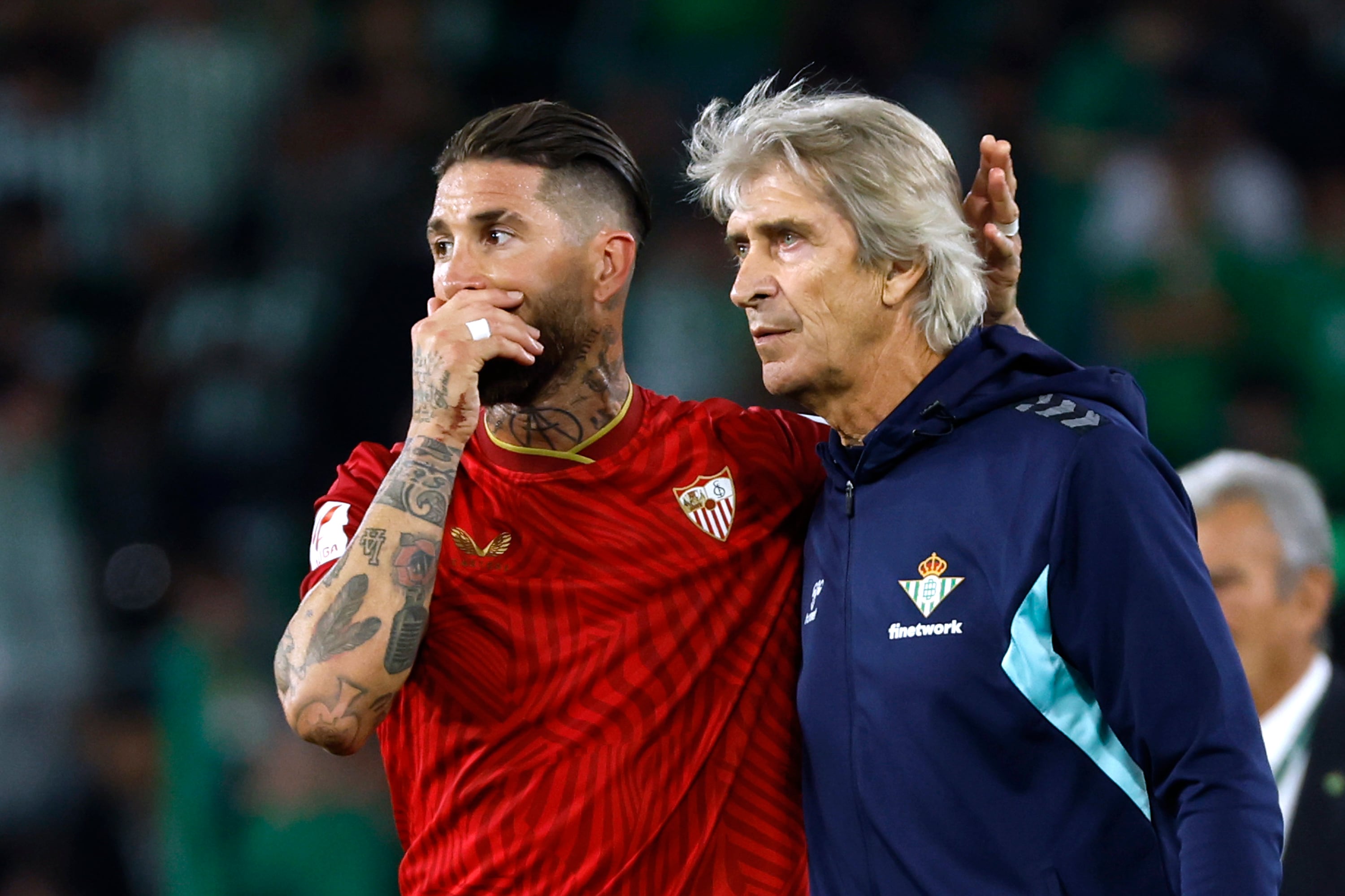 SEVILLA, 28/04/2024.- El entrenador del Betis Manuel Pellegrini (d) y el jugador del Sevilla Sergio Ramos, al término del partido de Liga en Primera División que Real Betis y Sevilla FC han disputado este domingo en el estadio Benito Villamarín. EFE/Julio Muñoz
