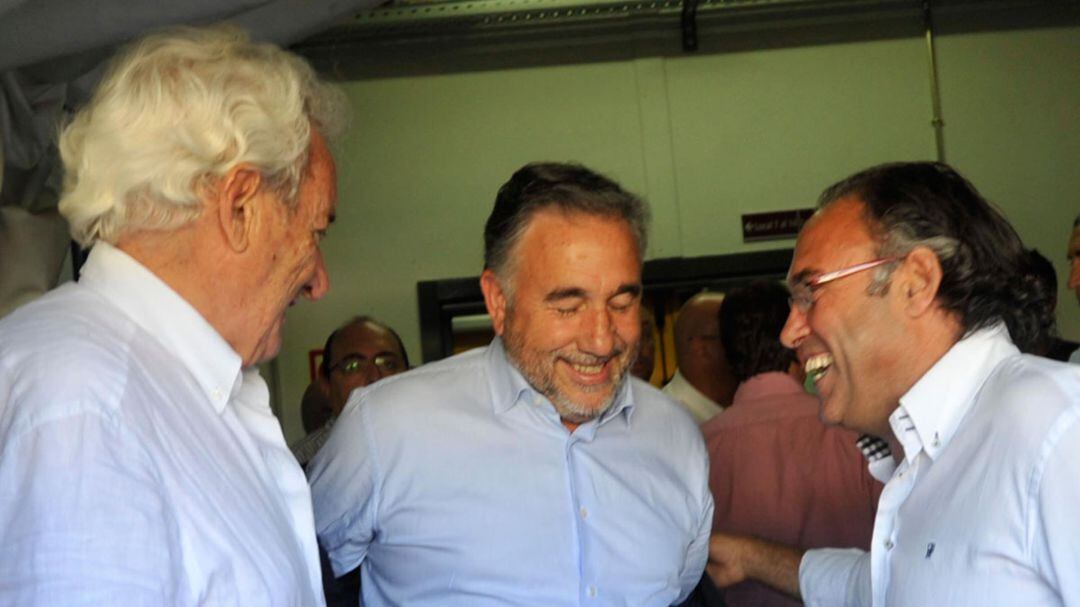 Luis Olmo observa la charla de José Fernández y Felipe Llamazares