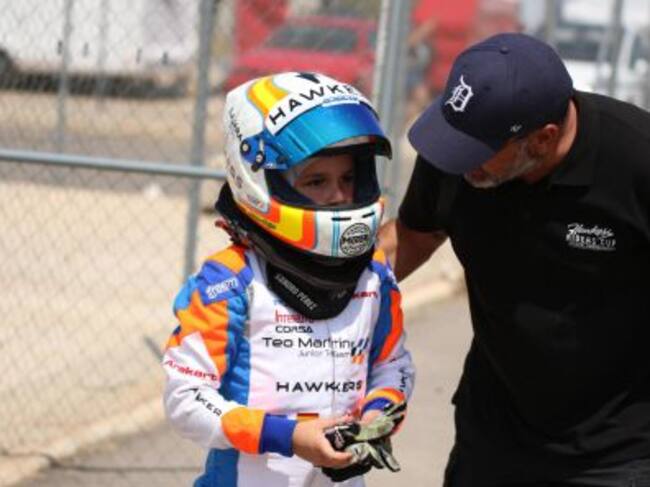 Sandro Pérez recibiendo indicaciones