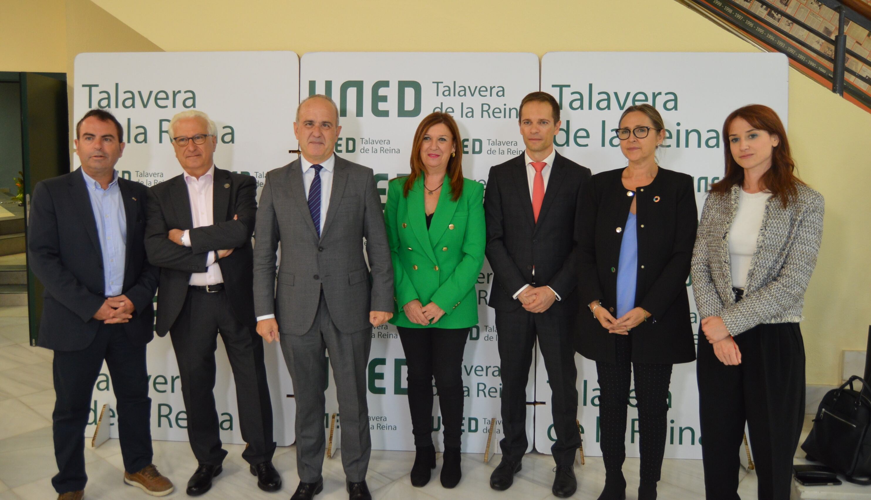 El rector de la UNED juntol director de Talavera y dirigentes políticos en la inauguración del curso