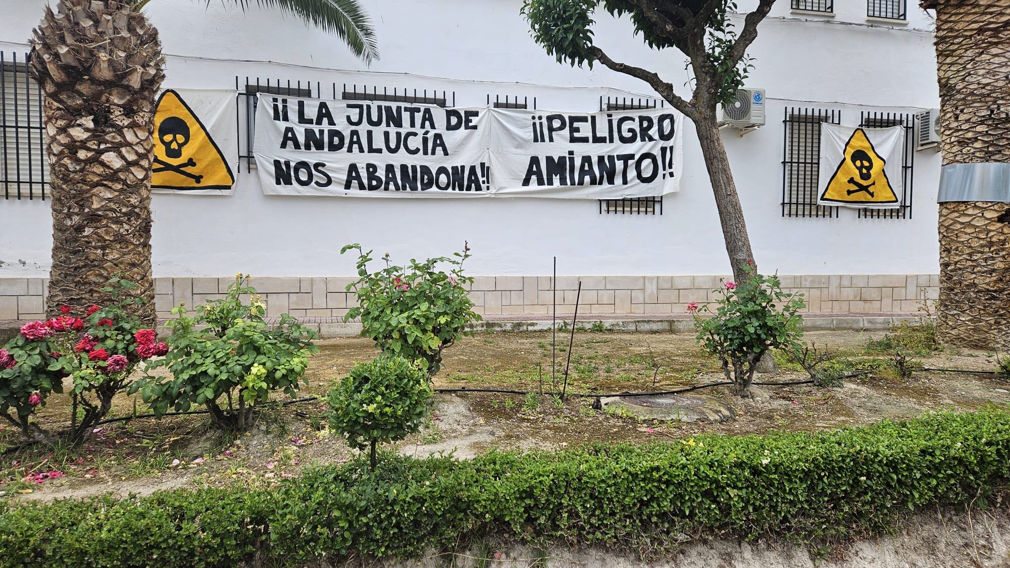 Pancarta que pide la eliminación del amianto.