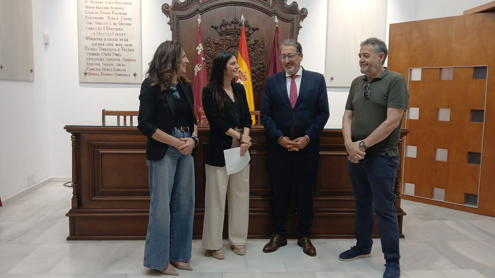 María Hernández, edil de Urbanismo junto a Pedro Rollán, director general del Territorio y técnicos de la concejalía