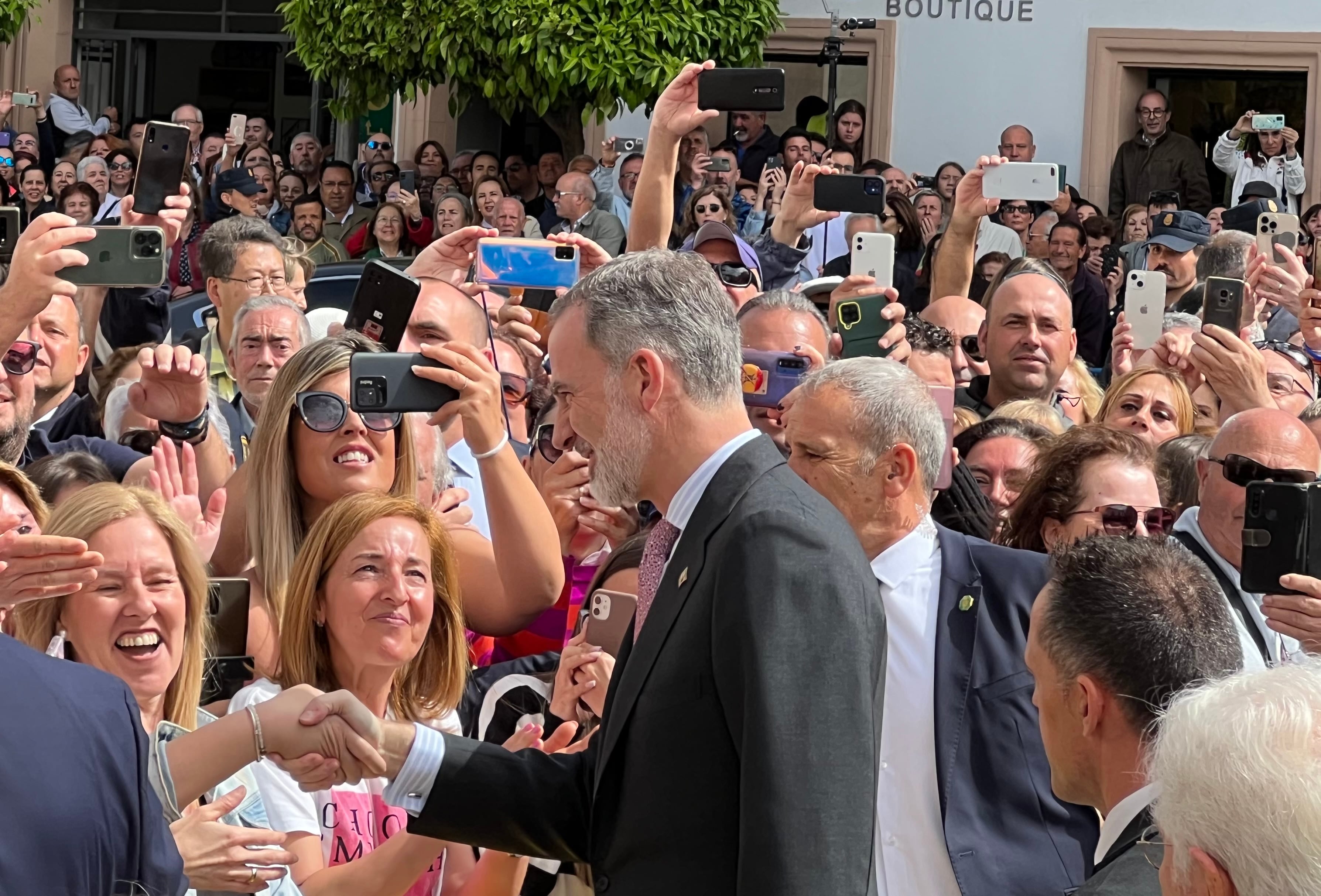 Felipe VI se ha dado un baño de masas al saludar a los ciudadanos rondeños que han esperado la llegada del monarca