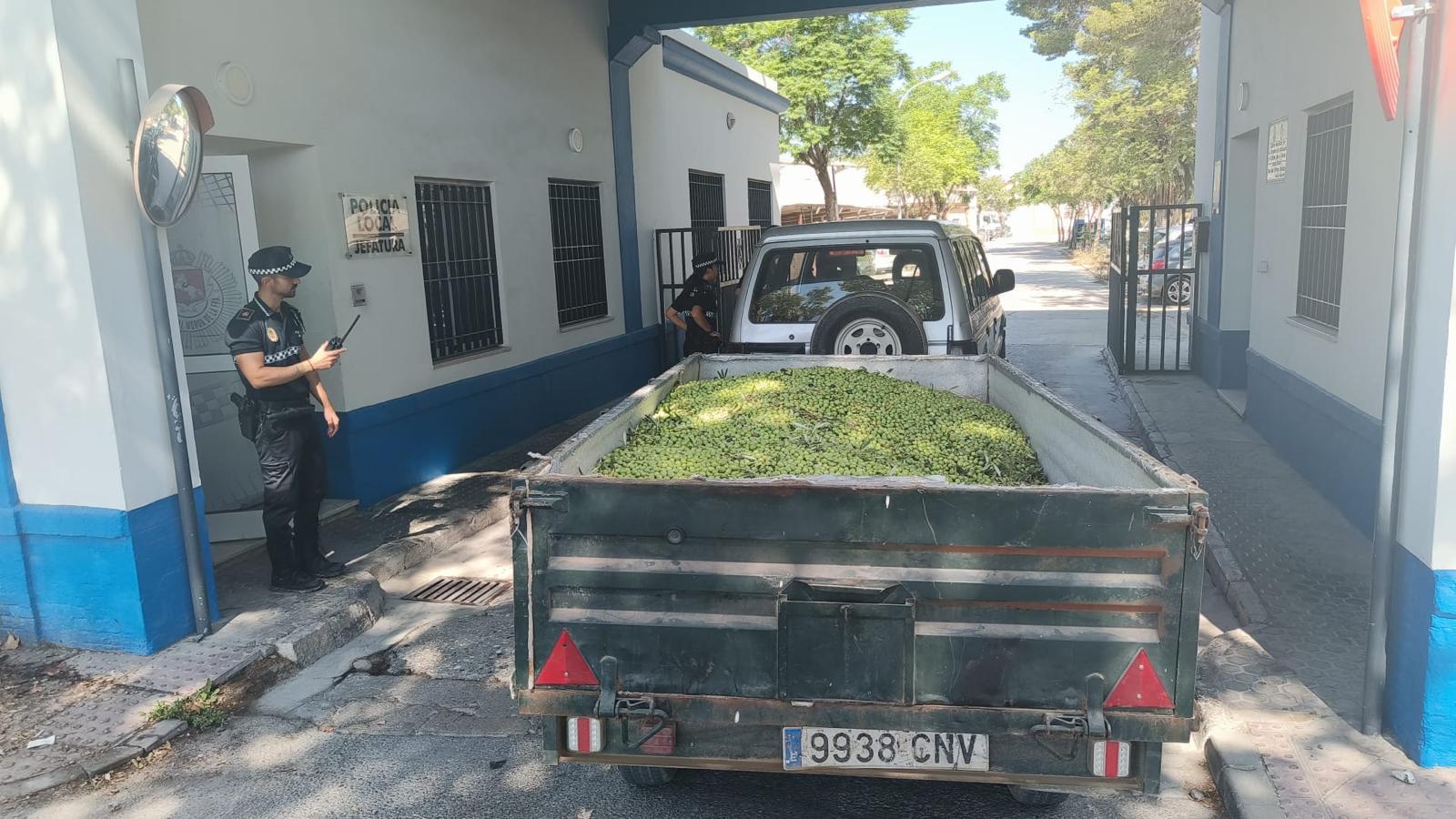 Agentes de la Policía Local de Morón revisan la mercancía de un vehículo