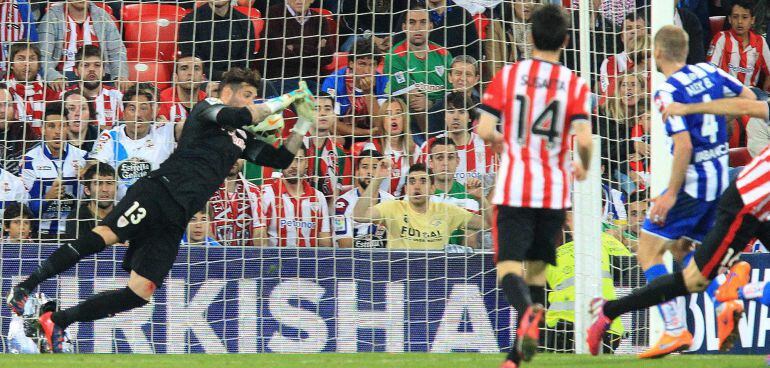 GRA600. BILBAO, 09/05/2015.- El portero del Athletic de Bilbao, Iago Herrerín (i), trata de detener el gol del Deportivo de La Coruña, durante el partido de Liga en Primera División disputado esta noche en el estadio de San Mamés, en Bilbao. EFE/Luis Tejido