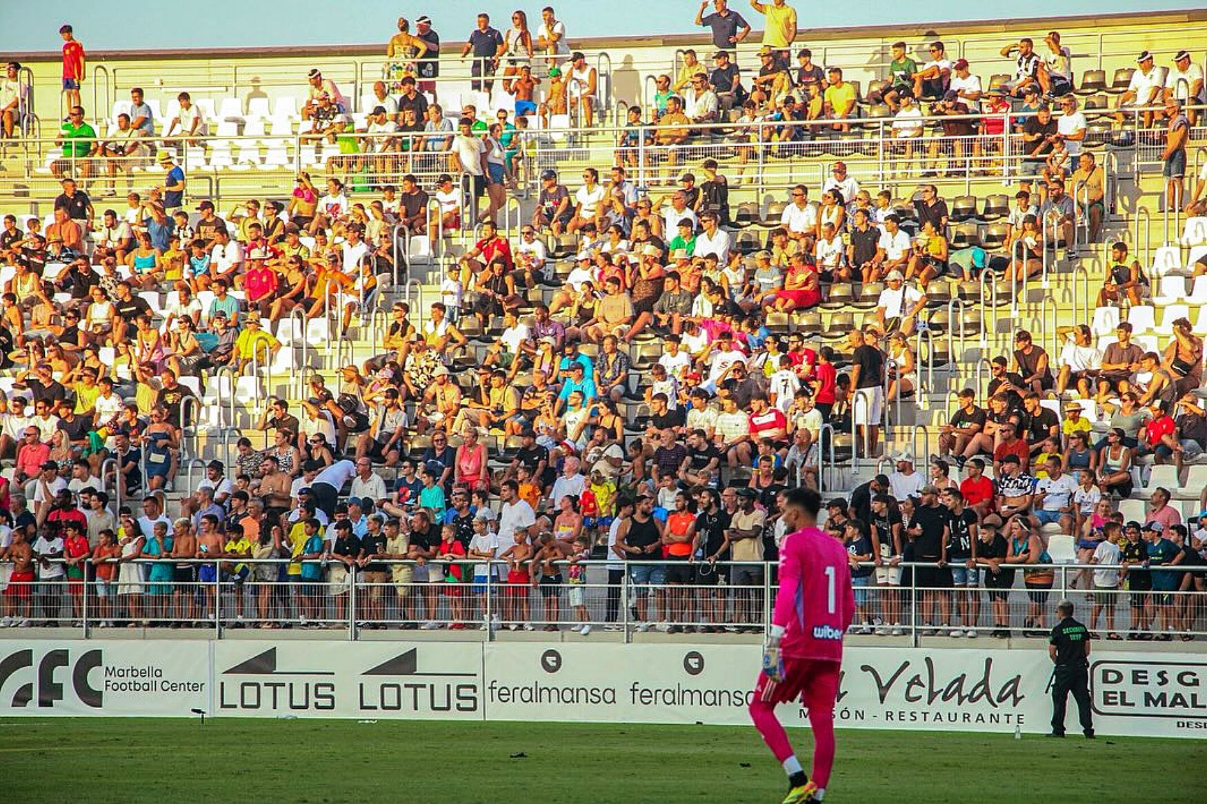 El remozado campo Municipal de La Línea se llenó con el Al Nssr.