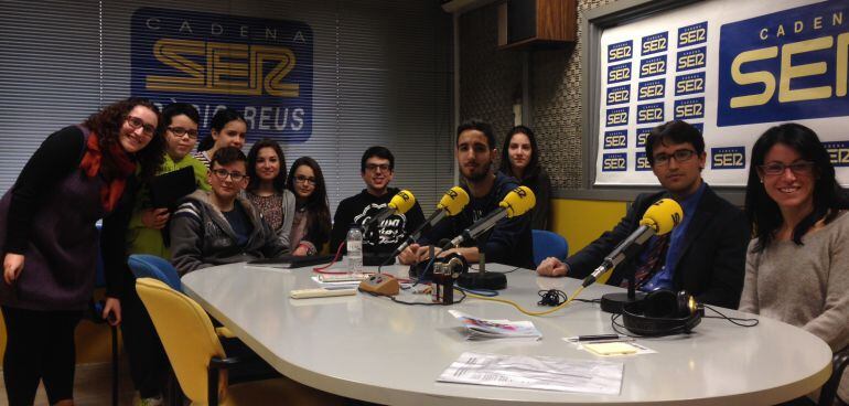 Els cantaires de la Sang als estudis de Ràdio Reus. 