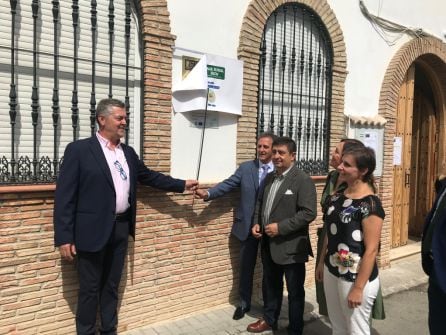 Momento de descubrimiento de la placa conmemorativa