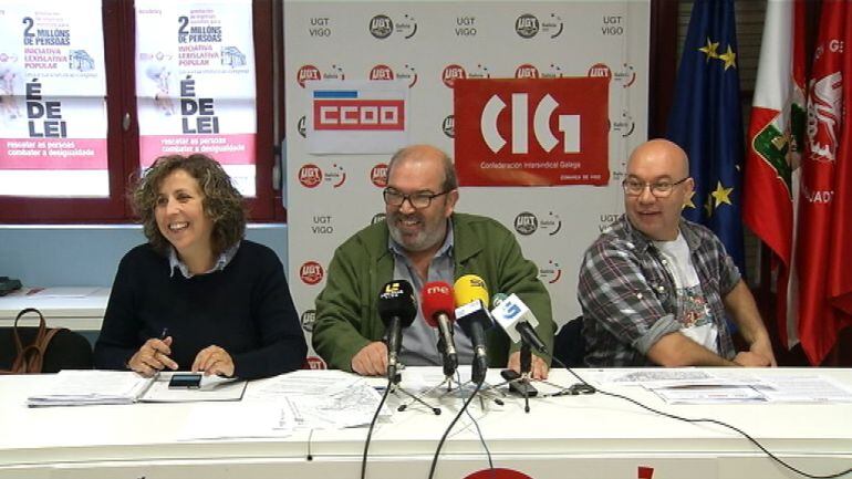 Los responsables locales de CC.OO amelia Pérez, UGT Domingo Barros, y CIG Alberte Gonçalvez, en un momento de la rueda de prensa